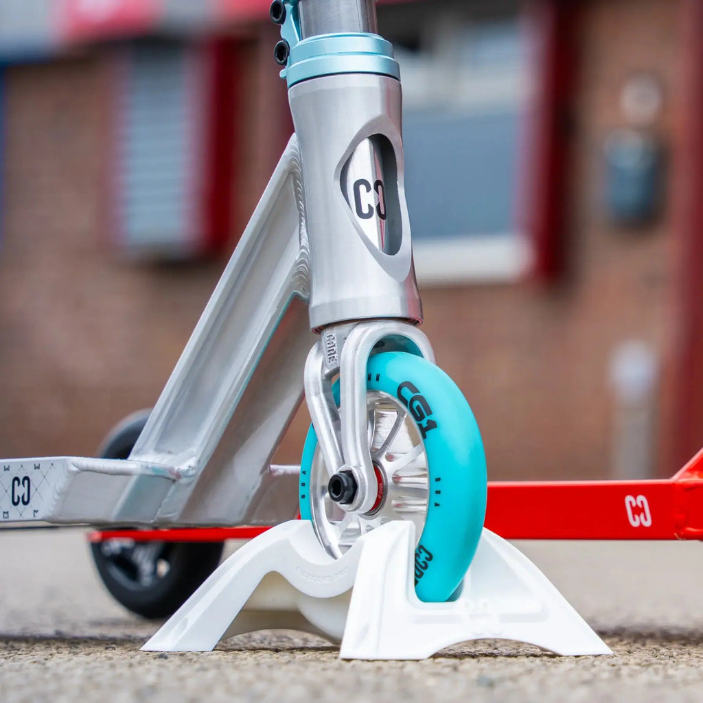 Core Scooter Wall und Floor Stand - Chrome